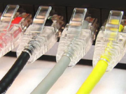 Кои фактори влијаат на трансформацијата на оптичките кабли на влакна Ethernet.